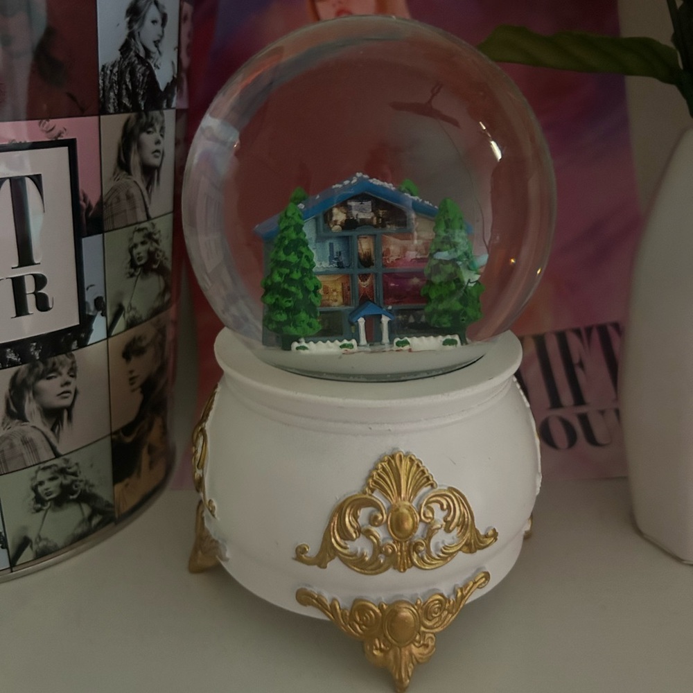 TAYLOR SWIFT LOVER SNOW GLOBE IN ORIGINAL BOX!!